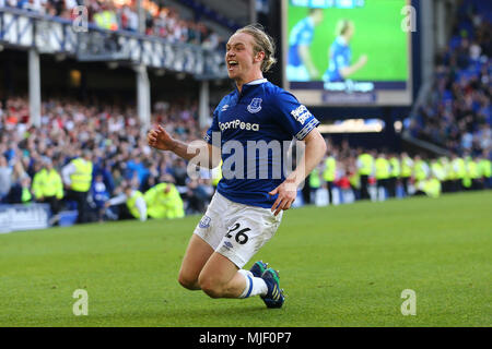 Liverpool, Regno Unito. Il 5 maggio, 2018. Tom Davies di Everton festeggia dopo aver segnato il suo team obiettivo 1a. Premier League, Everton v Southampton a Goodison Park di Liverpool sabato 5 maggio 2018. Questa immagine può essere utilizzata solo per scopi editoriali. Solo uso editoriale, è richiesta una licenza per uso commerciale. Nessun uso in scommesse, giochi o un singolo giocatore/club/league pubblicazioni. pic da Chris Stading/Andrew Orchard fotografia sportiva/Alamy Live news Foto Stock