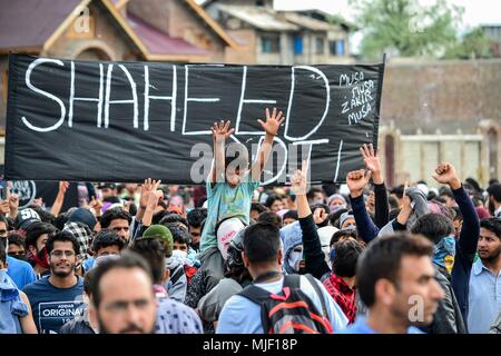 Un giovane manifestante del Kashmir esclamazioni pro- libertà di slogan durante una processione funebre di un civile ucciso nei pressi del sito incontro a Srinagar, Indiano Kashmir amministrato. Tre militanti sospetti e un civile sono stati uccisi mentre tre Indiani uomini paramilitari subito lesioni in una pistola di battaglia a Srinagar, la capitale estiva di Indiano Kashmir amministrato. L incontro è iniziato dopo che le forze di governo cordoned fuori un Chattabal area seguendo la presenza di militanti nella zona, hanno detto i funzionari. Più di 2 case sono state danneggiate nella pistola battaglia dove i militanti si ritiene essere tr Foto Stock