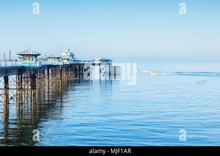 Llandudno, il Galles del Nord, Regno Unito, 5 maggio 2018. Il molo con il blu del mare e del cielo e del sole il giorno di maggio Week-end Foto Stock