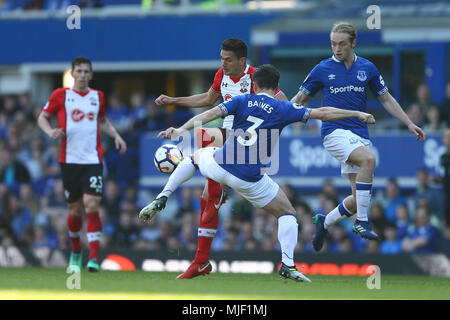 Liverpool, Regno Unito. Il 5 maggio, 2018. Leighton Baines di Everton affronta Dusan Tadic di Southampton. Premier League, Everton v Southampton a Goodison Park di Liverpool sabato 5 maggio 2018. Questa immagine può essere utilizzata solo per scopi editoriali. Solo uso editoriale, è richiesta una licenza per uso commerciale. Nessun uso in scommesse, giochi o un singolo giocatore/club/league pubblicazioni. pic da Chris Stading/Andrew Orchard fotografia sportiva/Alamy Live news Foto Stock