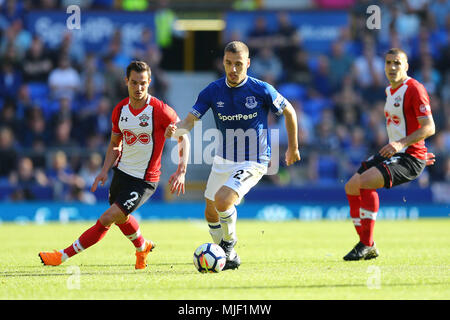 Liverpool, Regno Unito. Il 5 maggio, 2018. Nikola Vlasic di Everton (c) in azione. Premier League, Everton v Southampton a Goodison Park di Liverpool sabato 5 maggio 2018. Questa immagine può essere utilizzata solo per scopi editoriali. Solo uso editoriale, è richiesta una licenza per uso commerciale. Nessun uso in scommesse, giochi o un singolo giocatore/club/league pubblicazioni. pic da Chris Stading/Andrew Orchard fotografia sportiva/Alamy Live news Foto Stock