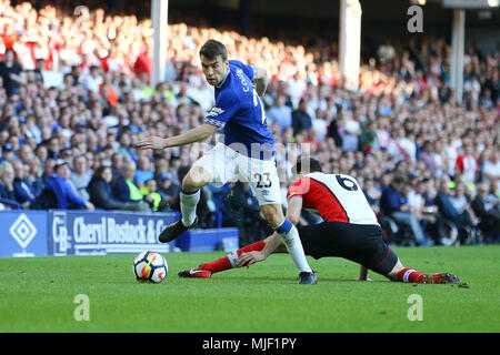 Liverpool, Regno Unito. Il 5 maggio, 2018. Seamus Coleman di Everton salta il passato di Wesley Hoedt di Southampton. Premier League, Everton v Southampton a Goodison Park di Liverpool sabato 5 maggio 2018. Questa immagine può essere utilizzata solo per scopi editoriali. Solo uso editoriale, è richiesta una licenza per uso commerciale. Nessun uso in scommesse, giochi o un singolo giocatore/club/league pubblicazioni. pic da Chris Stading/Andrew Orchard fotografia sportiva/Alamy Live news Foto Stock