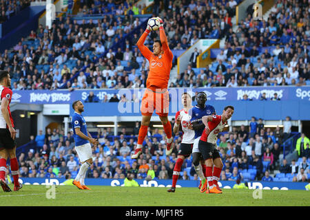 Liverpool, Regno Unito. Il 5 maggio, 2018. Mani sicure da Southampton il portiere Alex McCarthy. Premier League, Everton v Southampton a Goodison Park di Liverpool sabato 5 maggio 2018. Questa immagine può essere utilizzata solo per scopi editoriali. Solo uso editoriale, è richiesta una licenza per uso commerciale. Nessun uso in scommesse, giochi o un singolo giocatore/club/league pubblicazioni. pic da Chris Stading/Andrew Orchard fotografia sportiva/Alamy Live news Foto Stock