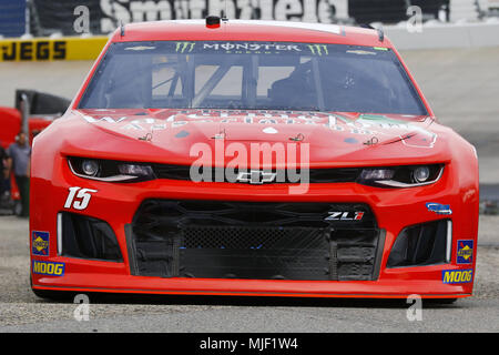 Dover, Delaware, Stati Uniti d'America. Il 5 maggio, 2018. Ross Chastain (15) porta la sua vettura attraverso il garage durante la pratica per la AAA 400 unità per autismo a Dover International Speedway di Dover, in Delaware. Credito: Chris Owens Asp Inc/ASP/ZUMA filo/Alamy Live News Foto Stock