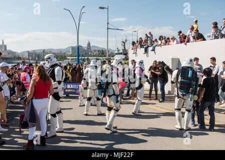 Malaga, Andalusia, Spagna, 5 maggio 2018. Sfilata di 501legione di Star Star Wars sfilata di Malaga. La legione è un international fan-organizzazione su base indossando di schermo-repliche esatte per raccogliere fondi per la carità FUNDACIÓN DE CANCER INFANTIL ANDRÉS OLIVARES in favore di bambini nella lotta contro il cancro. © Perry Van Munster/ Alamy Live News Foto Stock