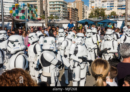 Malaga, Andalusia, Spagna, 5 maggio 2018. Sfilata di 501legione di Star Star Wars sfilata di Malaga. La legione è un international fan-organizzazione su base indossando di schermo-repliche esatte per raccogliere fondi per la carità FUNDACIÓN DE CANCER INFANTIL ANDRÉS OLIVARES in favore di bambini nella lotta contro il cancro. Stormtrooper, stormtroopers © Perry Van Munster/ Alamy Live News Foto Stock