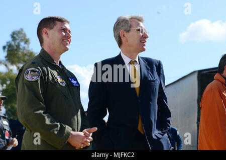 Stati Uniti Ambasciatore Geoffrey Pyatt orologi aeromobili partecipano INIOHOS 18 decollo con Lt. Col. Jeremy Renken, 492nd Fighter Squadron commander, durante l'esercizio dell'evento multimediale a Andravida Air Base, Grecia, 20 marzo 2018. Settanta-sei aerei da combattimento partecipano a questo anni di iterazione dell'esercizio. (U.S. Air Force Foto Stock