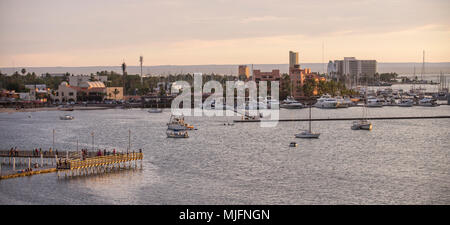 Estate al tramonto e una vista della nautica navi nel Malecon di La Paz, Baja California Sur. Messico Foto Stock