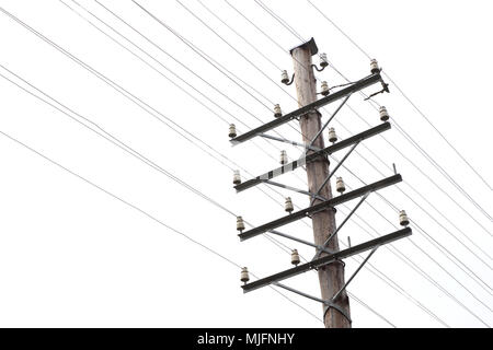 Close-up di un'annata telegraph line e un palo telefonico con una riga vuota. Foto Stock