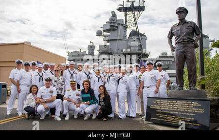 PEARL HARBOR (21 marzo 2018) marinaio di l'anno (SOIA) candidati, insieme con i loro sponsor e membri della famiglia, la posa per una Foto Stock