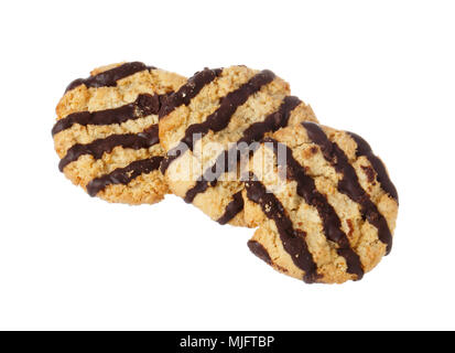 Tre i cookies di avena con strisce di cioccolato isolato su sfondo bianco. Foto Stock