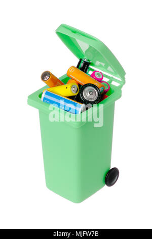 Le vecchie batterie nel verde di un riciclaggio di plastica bin isolato su sfondo bianco. Foto Stock
