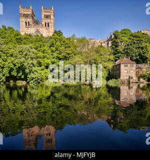 La Cattedrale di Durham e il vecchio Fulling Mill, che si riflette nel fiume usura, County Durham, Inghilterra, Regno Unito. Foto Stock