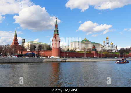 Mosca, Russia - 27 Aprile 2018: vista sul Cremlino di Mosca, il Cremlino Embankment e fiume Moskva Foto Stock