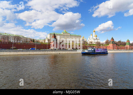 Mosca, Russia - 27 Aprile 2018: vista sul Cremlino di Mosca, il Cremlino Embankment e fiume Moskva Foto Stock