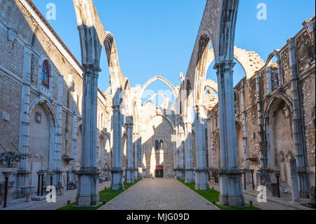 Lisbona, Portogallo - Nov 25,2013 : Lisbona scoperchiata carmo convento rovine della chiesa contro il cielo blu e sole, Portogallo Foto Stock