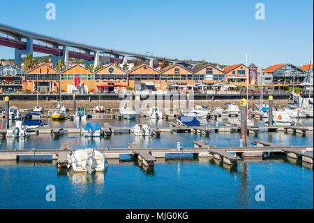 Lisbona, Portogallo - 26 Nov 2013 : Santo Amaro docks con XXIV Aprile ponte in background in condizioni di luce diurna Foto Stock