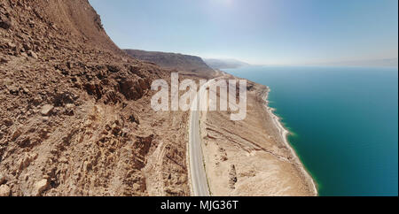 Vista aerea dalla strada principale lungo il Mar Morto, prese con il fuco vicino alle rocce delle montagne ascendente, Giordania Foto Stock