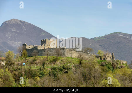 Vista dei ruderi del castello medievale situato su una collina, girato in condizioni di intensa luce di primavera a Paratico, Brescia, Lombardia, Italia Foto Stock
