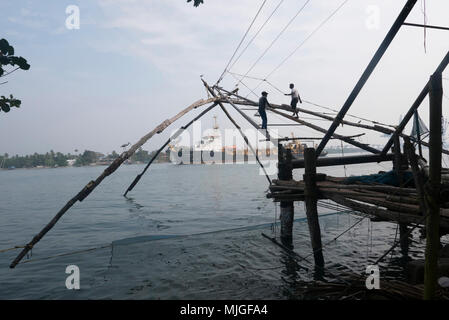 Il Kerala il più prospere e stato in India,con tè,e spezie ma la pesca cinese con reti da pesca sulle sponde di Cochin Foto Stock