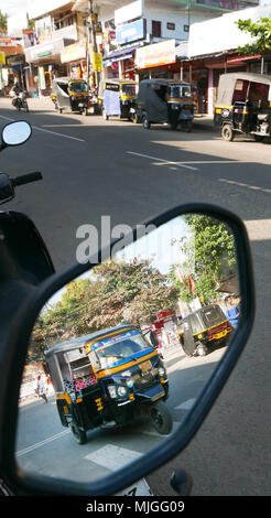 Il Kerala il più prospere e stato in India,con tè,e spezie e il turismo una frequente forma di viaggio è il Tuk Tuk Foto Stock