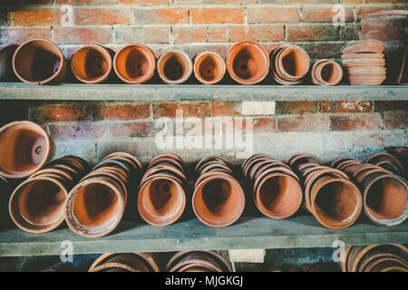 Vasi di terracotta in giardinieri Potting Shed a Calke Abbey. Aprile 2018 Foto Stock