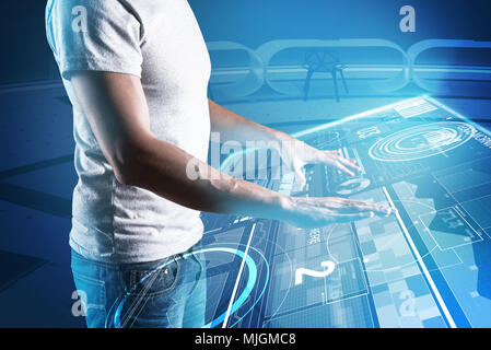 Programmatore esperto toccando lo schermo trasparente Foto Stock
