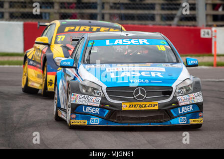 Domenica 29 aprile 2018, Aiden Moffat Mercedes-Benz una classe Dunlop MSA British Touring Car Championship BTCC a Donington Park circuito, Derbyshire Foto Stock