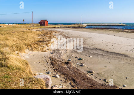 Kapelludden su Oland, Svezia. Rossa piccola tettoia in legno presso il molo su una soleggiata giornata di primavera, Foto Stock