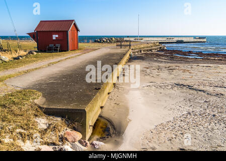 Kapelludden su Oland, Svezia. Rossa piccola tettoia in legno presso il molo su una soleggiata giornata di primavera, Foto Stock