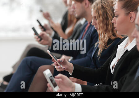 Primo piano dei colleghi seduti a una conferenza di lavoro. Foto Stock