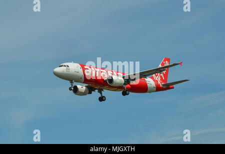 Il Langkawi, Malesia - 1 maggio 2018. Un Airbus A320 che di AirAsia atterraggio all'Aeroporto Internazionale di Langkawi. Foto Stock