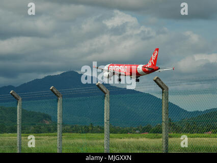Il Langkawi, Malesia - 1 maggio 2018. Un Airbus A320 che di AirAsia atterraggio all'Aeroporto Internazionale di Langkawi. Foto Stock