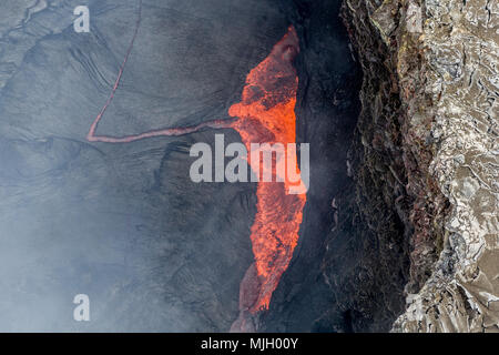 Vista aerea del lago di lava dentro Pu'u'O'o lo sfiato del cratere del vulcano Kilauea Parco Nazionale dei Vulcani delle Hawaii, Hawaii. Foto Stock