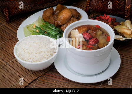 L'anatra e la zuppa di erbe in pentola, cinese stile alimentare Foto Stock