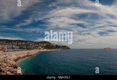 Un giallo approccio in traghetto dal porto di Nizza sulla costa sud della Francia Foto Stock