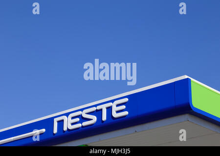 Tornio, Finlandia - Luglio 20, 2016: Close-up del tetto in corrispondenza di un finlandese Neste benzina alla stazione di servizio. Foto Stock