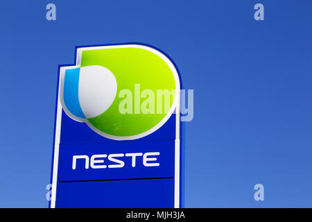 Tornio, Finlandia - Luglio 20, 2016: Close-up della marca segno ad un finlandese Neste stazione di servizio sul cielo blu Foto Stock