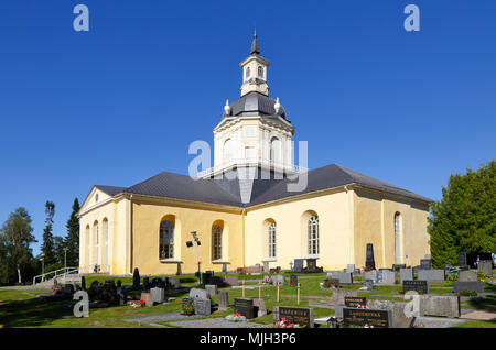 Tornio, Finlandia - Luglio 20, 2016: la chiesa Alatornio esterno a e un punto nel Struve arco geodetico si trova nella torre campanaria, protetto come un Foto Stock