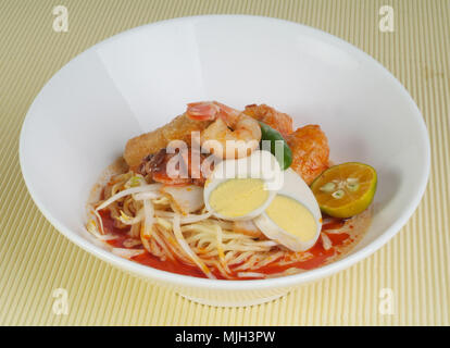 Curry Laksa che è un popolare piccante tradizionale zuppa di noodle dalla cultura Peranakan in Malaysia e a Singapore Foto Stock