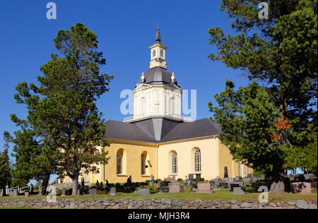 Tornio, Finlandia - Luglio 20, 2016: la chiesa Alatornio esterno a e un punto nel Struve arco geodetico si trova nella torre campanaria protetto come un w Foto Stock