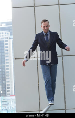 Valoroso uomo d affari a piedi lungo il bordo abisso Foto Stock