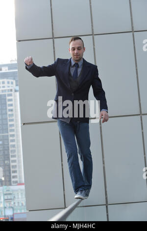 Valoroso uomo d affari a piedi lungo il bordo abisso Foto Stock