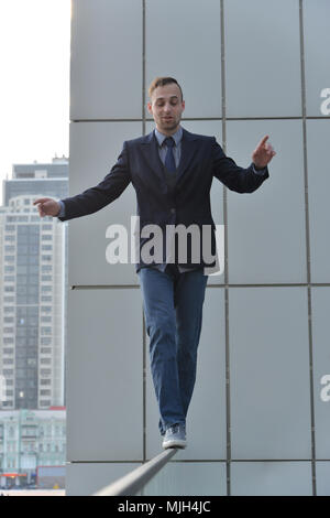 Valoroso uomo d affari a piedi lungo il bordo abisso Foto Stock