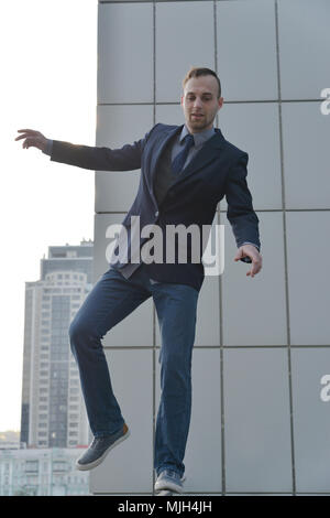 Valoroso uomo d affari a piedi lungo il bordo abisso Foto Stock