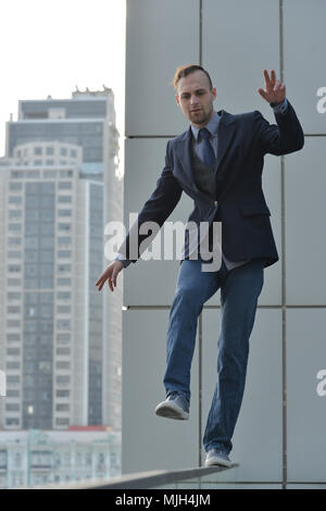 Valoroso uomo d affari a piedi lungo il bordo abisso Foto Stock