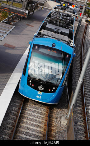 Solna, Svezia - 31 agosto 2016: Fron vista di un tram blu alla fermata Solna Station sulla linea Tvarbanan. Foto Stock