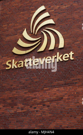 Solna, Svezia - 31 agosto 2016: il logotipo della tassa svedese agenzia (Skatteverket) su un muro di mattoni presso la sede. Foto Stock