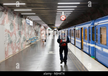 Danderyd, Svezia - 10 Settembre 2016: i passeggeri sono sbarcati dal treno alla metropolitana di Stoccolma il terminus Morby Centrum sulla linea rossa. Foto Stock