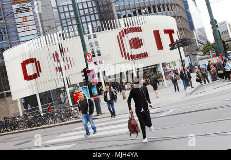 Oslo, Norvegia - 16 Settembre 2016: al di fuori del centro commerciale della città di Oslo con pedoni il crosswalk. Foto Stock